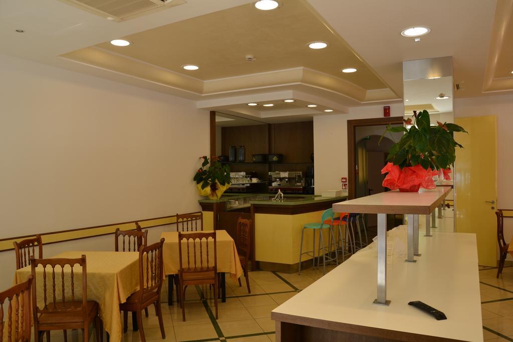 Hotel Ariston Misano Adriatico Exteriör bild